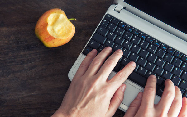 Руки женщины лежат на компьютере
