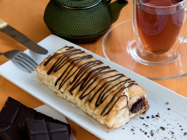 Croissant com chocolate com frutas e chá — Fotografia de Stock