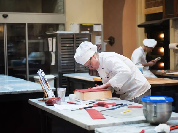 VIENNA, ÁUSTRIA - 17 de fevereiro de 2017. Cozinha da elegante casa de café Demel em Viena . — Fotografia de Stock