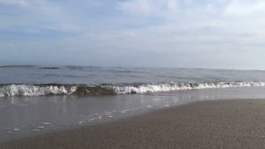 Video Sahilde, kum ve küçük dalgalar