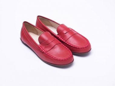 Kırmızı çocuk loafer'lar