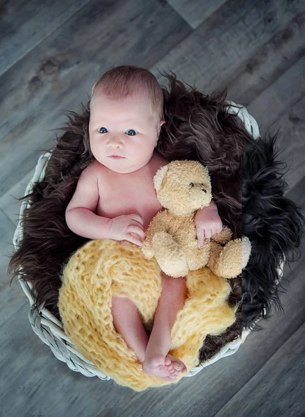 Новорожденный ребенок на одеяле с плюшевым мишкой — стоковое фото