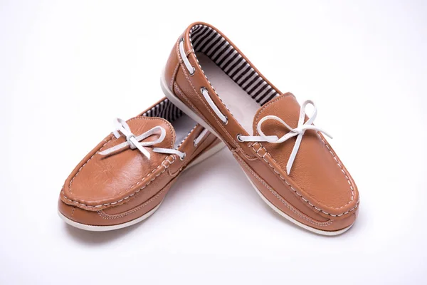 Mocassins marron bébé sur fond blanc — Photo