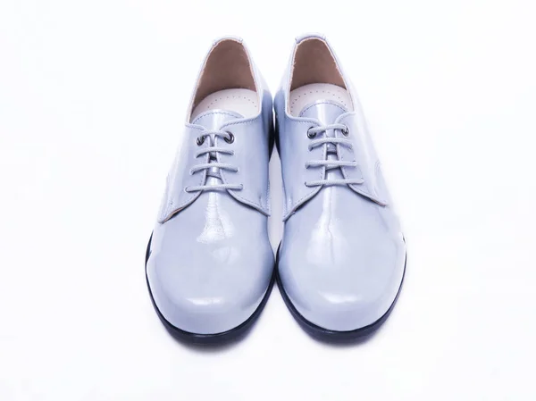 Sapatos de laca cinza para um menino — Fotografia de Stock