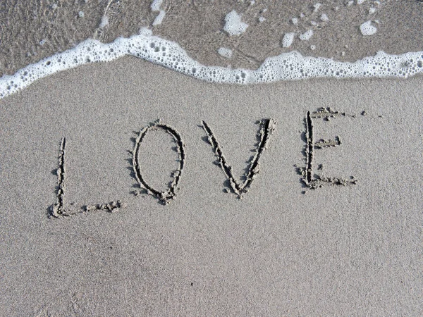 Liefde geschreven op strand. Rechtenvrije Stockafbeeldingen