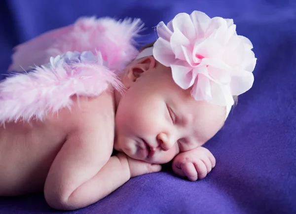Красивая новорожденная девочка спит — стоковое фото