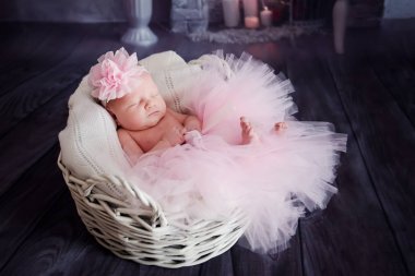 bir sepet içinde uyuyan sevimli küçük kız