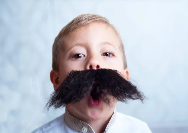 смешные дети с усами. мальчик с усами. усатый ребенок. ребенок с усами. мальчик с бородой.