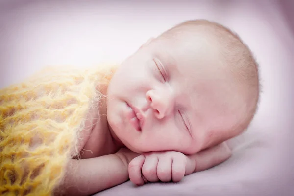Újszülött aranyos kislány — Stock Fotó