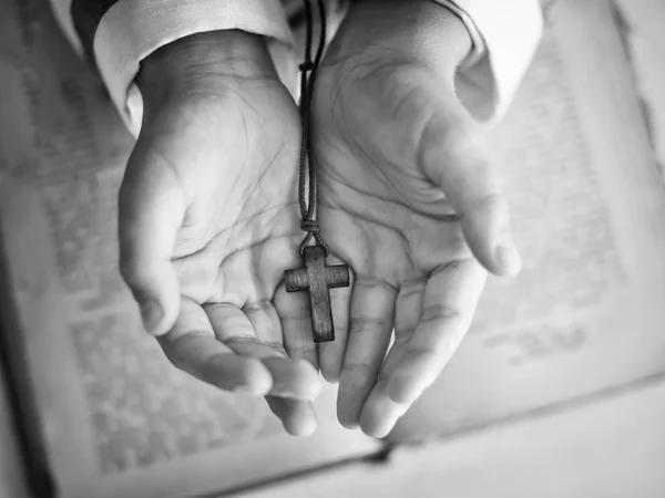 Kreuz in der Hand der Kinder. — Stockfoto