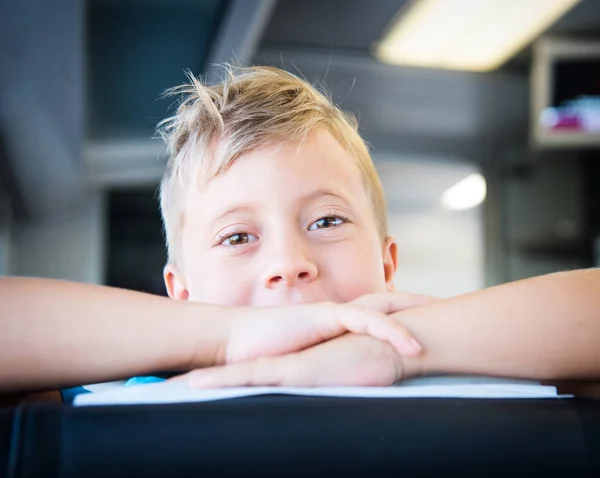 Söt liten pojke på tåget — Stockfoto