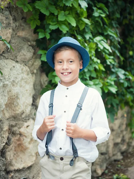 Retrato de alegre feliz belo menino elegante em chapéu — Fotografia de Stock