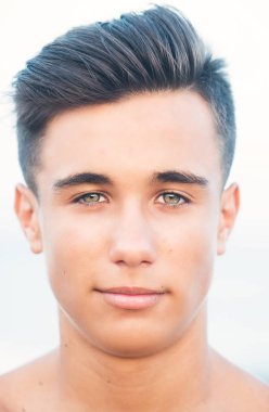 Yüz yakın çekim yakışıklı bir genç adam