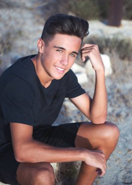 Doğa arka plan üzerinde güzel bir görünüme sahip genç bir adam portresi