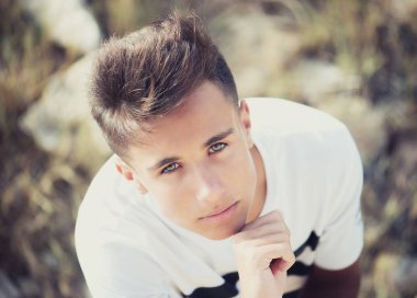 yakışıklı genç bir adam