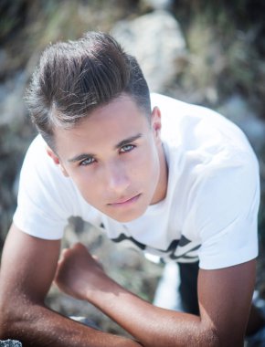 yakışıklı genç bir adam