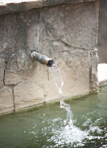 Agua que fluye de una tubería — Foto de Stock