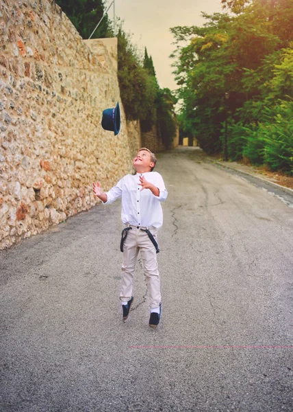 Lindo chico lanzando un sombrero —  Fotos de Stock