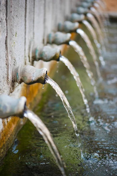 Water uit een pijp — Stockfoto