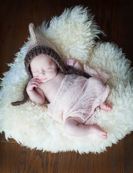 Bebé recién nacido dormido — Foto de Stock