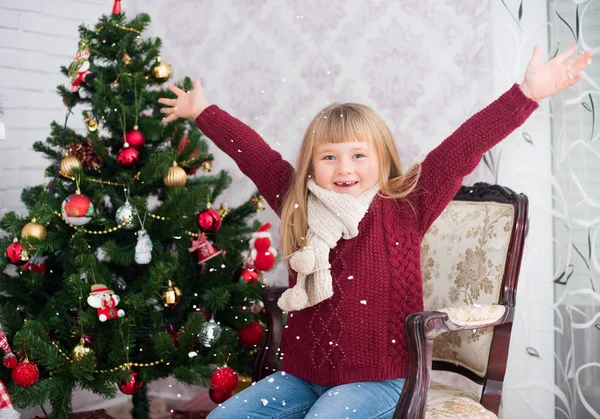 Kleines Mädchen freut sich im neuen Jahr. — Stockfoto