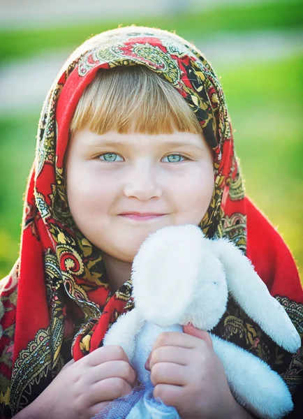 Menina agradável em um lindo cachecol — Fotografia de Stock