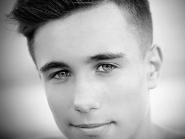 genç bir adam siyah beyaz portre