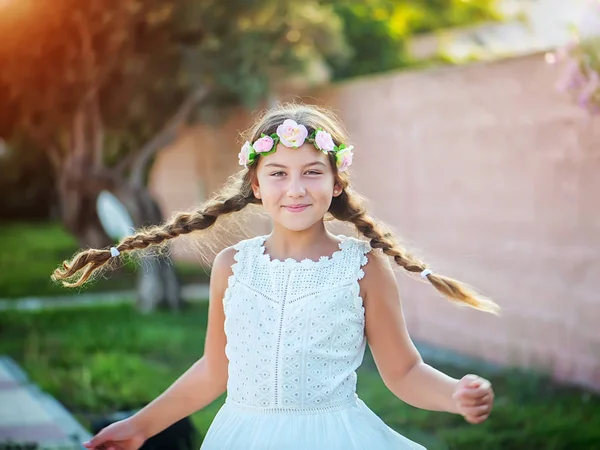 Chica alegre con trenzas — Foto de Stock