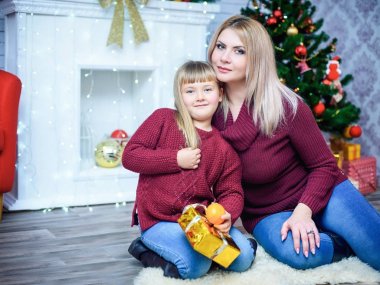 Anne ve kızı için yeni yıl.