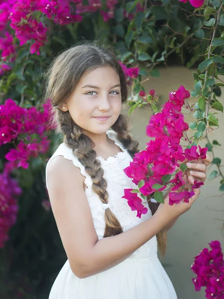 Édes lány zsinórra virágokkal — Stock Fotó