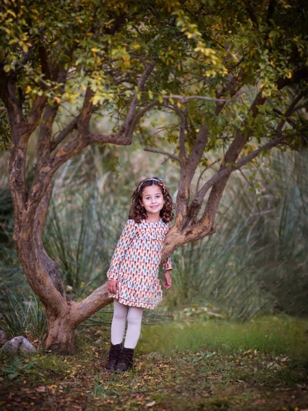 Meisje houdt vast aan de boom — Stockfoto