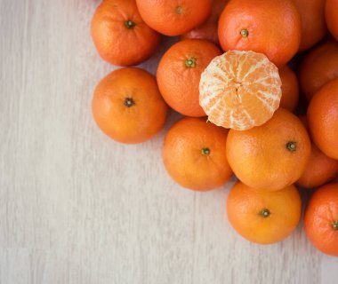 Taze mandalina ve soyulmuş mandalina