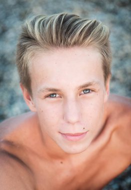 Yakışıklı genç adam parkta