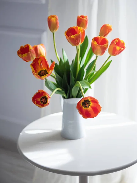 Natureza morta com tulipas amarelas vermelhas — Fotografia de Stock
