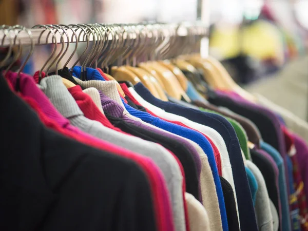 Módní oblečení na ramínkách v úložišti — Stock fotografie