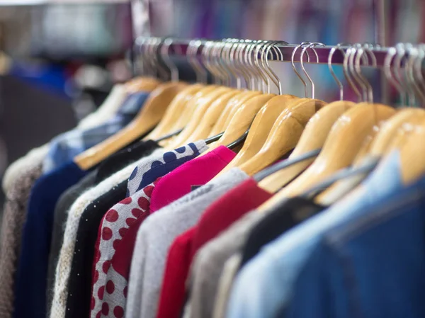 La ropa a la moda en las perchas en la tienda — Foto de Stock