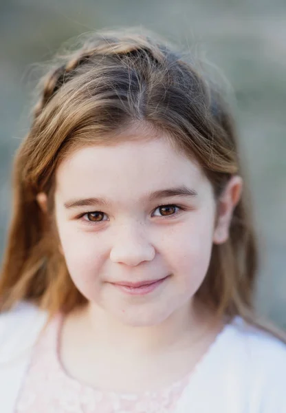 Közelről egy szép aranyos lány portréja — Stock Fotó
