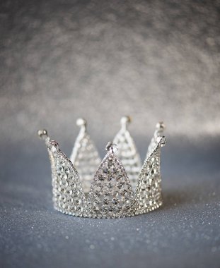 Güzel Gümüş crown dekore edilmiştir.