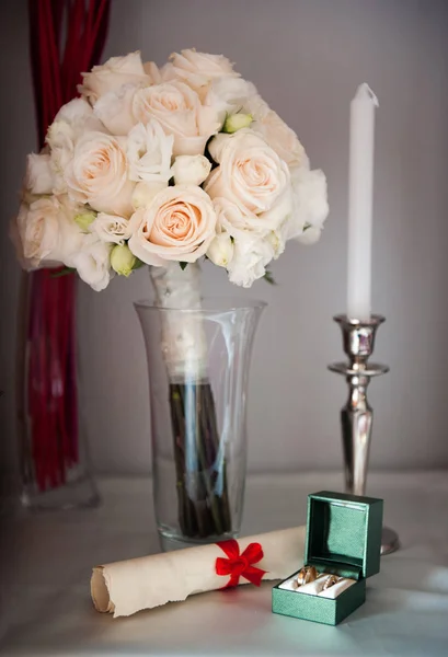 Свадебный натюрморт с кольцами и белыми розами — стоковое фото