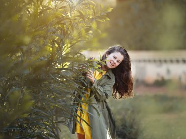 Park, sevimli küçük bir kız portresi