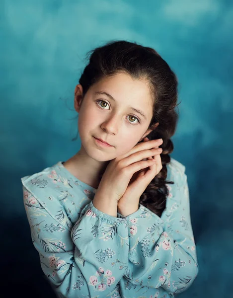 Retrato de menina no estúdio em fundo azul — Fotografia de Stock