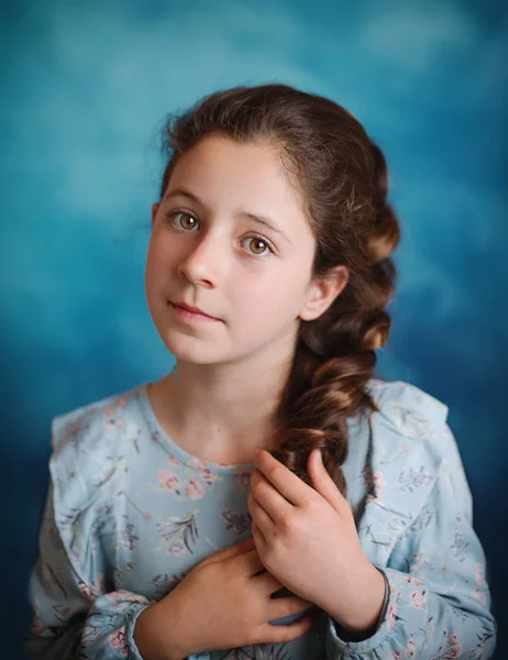 Retrato de menina no estúdio em fundo azul — Fotografia de Stock