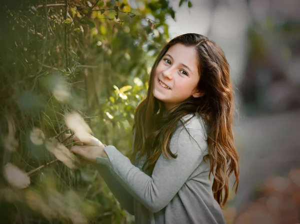 Retrato de una linda niña en el parque —  Fotos de Stock