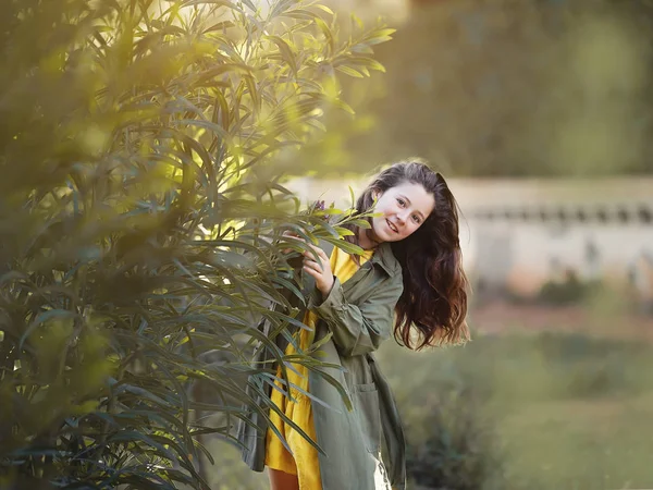 Retrato de uma menina bonita no parque — Fotografia de Stock