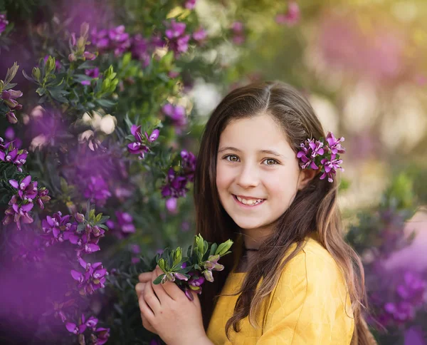 Portret van een klein meisje met bloemen — Stockfoto