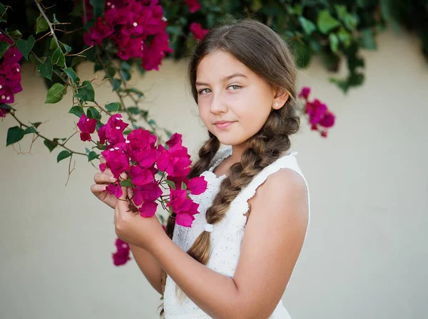 Portret van een klein meisje met bloemen — Stockfoto