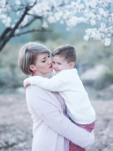 Maminka a její syn se něžně objala — Stock fotografie