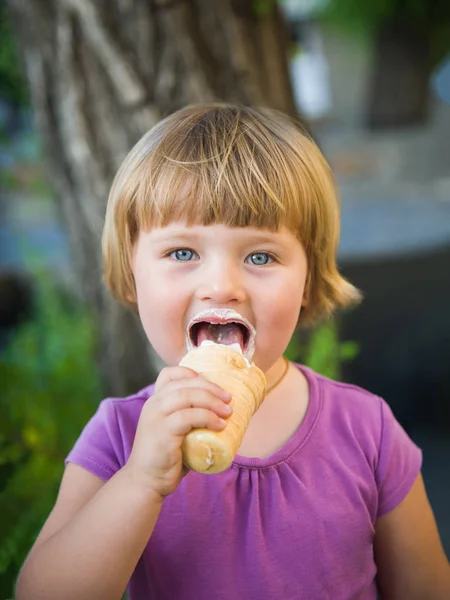 Little curly girl with ice cream on colorful background — Stock Photo, Image