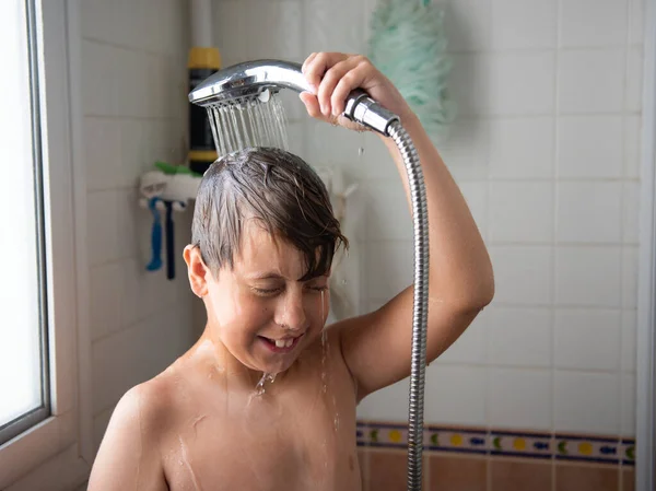 Mignon sourire garçon lave dans la salle de bain . — Photo