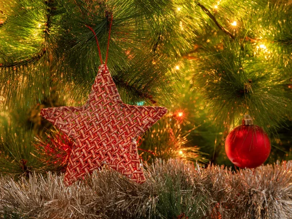 Geschmückter Weihnachtsbaum auf verschwommenem, glitzerndem und märchenhaftem Hintergrund — Stockfoto